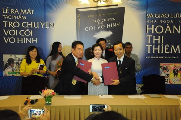 Buổi ra mắt cuốn sách Trò chuyện với cõi vô hình.