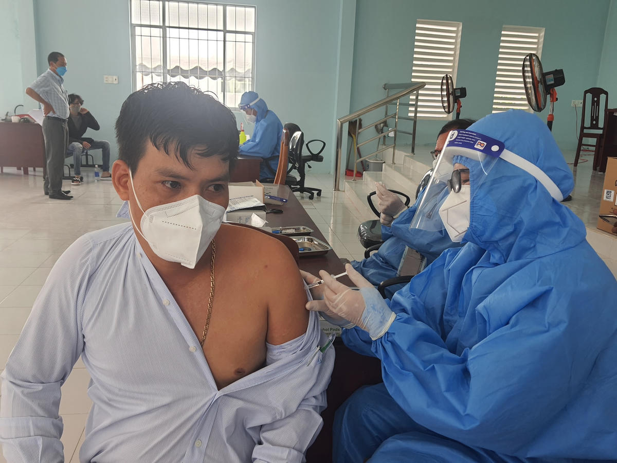 Trung tâm kiểm soát bệnh tật tỉnh Bạc Liêu tiêm mũi 3 vaccine ngùa Covid-19 cho cán bộ, công chức, viên chức các ban, ngành tỉnh vào sáng ngay 24/12.