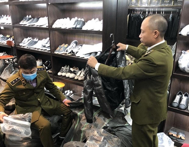 Các sản phẩm được bày bán đều có dấu hiệu giả mạo các thương hiệu thời trang nổi tiếng thế giới. (Nguồn: dms.gov.vn).