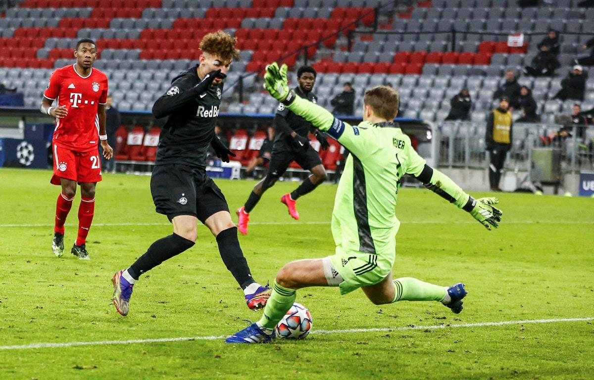 Manuel Neuer trở thành nỗi ám ảnh với cầu thủ của Salzburg. (Nguồn FcBayern).