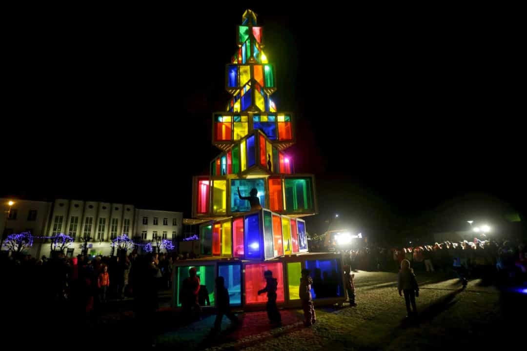 Estonia - Cây thông Noel có đủ hình dạng và kích cỡ — và cả vật liệu nữa. Công trình này ở Rakvere được làm từ 121 cửa sổ màu cũ có khung gỗ, được các sinh viên mộc địa phương khéo léo xây dựng.