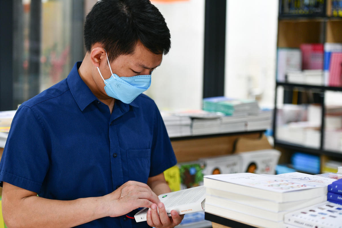 Sách trở thành "món ăn" không thể thiếu trong đời sống văn hóa của người Việt. 