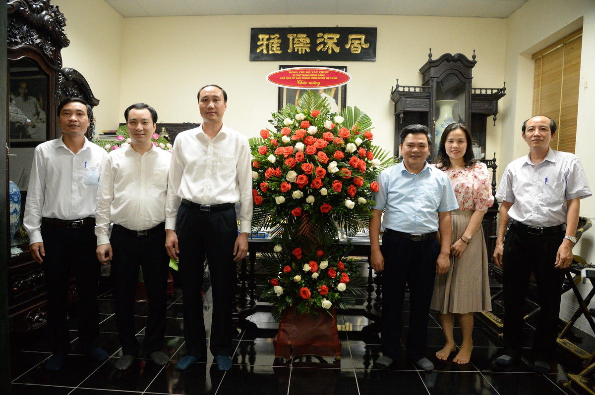 Phó Chủ tịch Phùng Khánh Tài tặng hoa chúc mừng Báo Người Công giáo.
