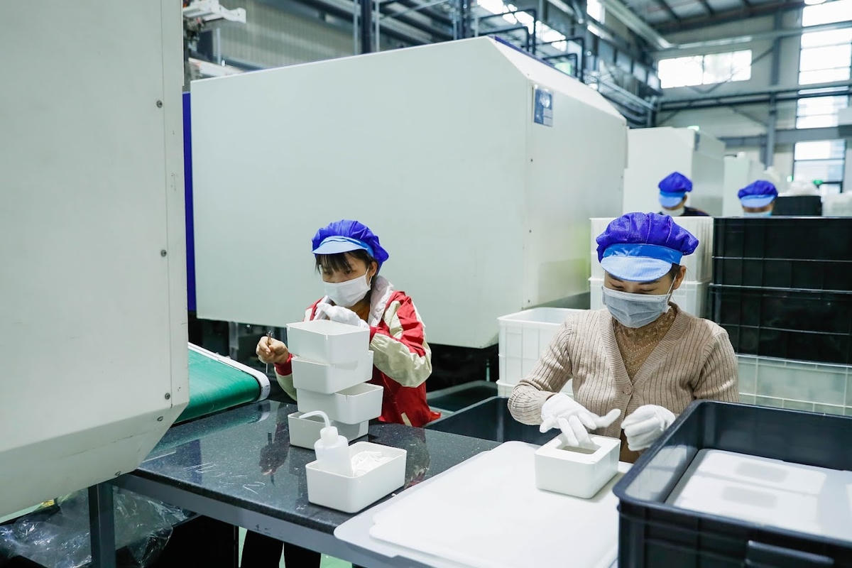 Thực hiện tốt các chính sách phúc lợi, chế độ lương thưởng là giải pháp tốt nhất để doanh nghiệp giữ chân người lao động. Ảnh: Quang Vinh