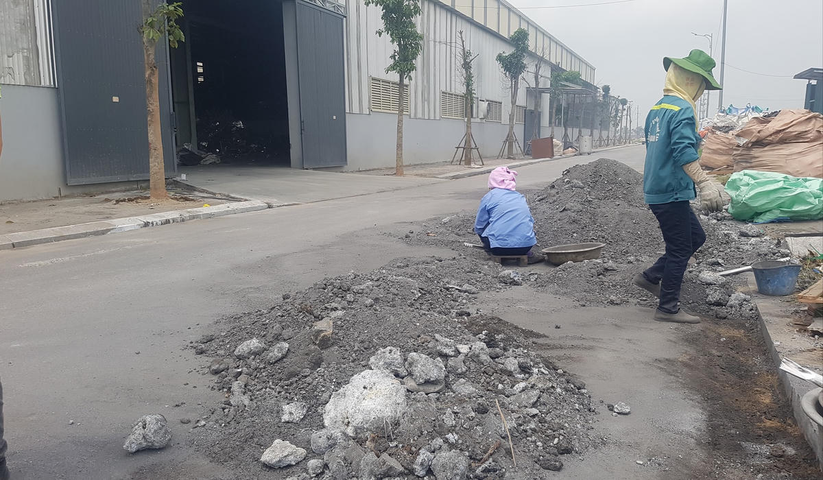 Doanh nghiệp tái chế nhôm thải sử dụng đường nội bộ để phân loại, tận thu chất thải. Ảnh: Hà An. 