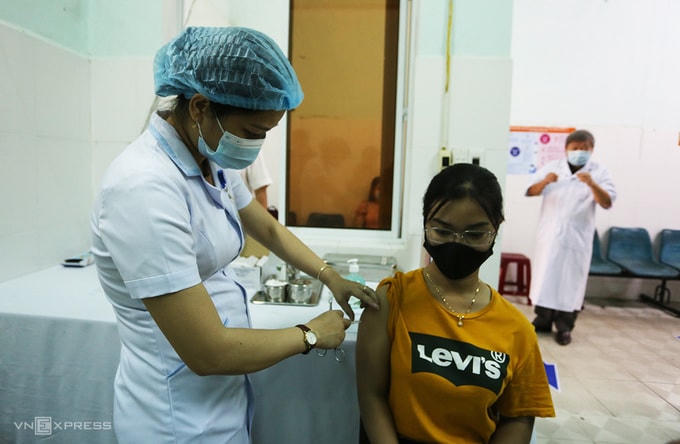 Một nhân viên y tế Quảng Nam được tiêm vaccine Covid-19. Ảnh: Đắc Thành.  