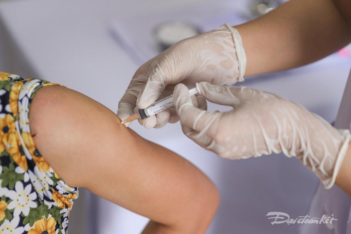 [ẢNH] Tiêm thử nghiệm vaccine Nanocovax giai đoạn 3 tại Hưng Yên