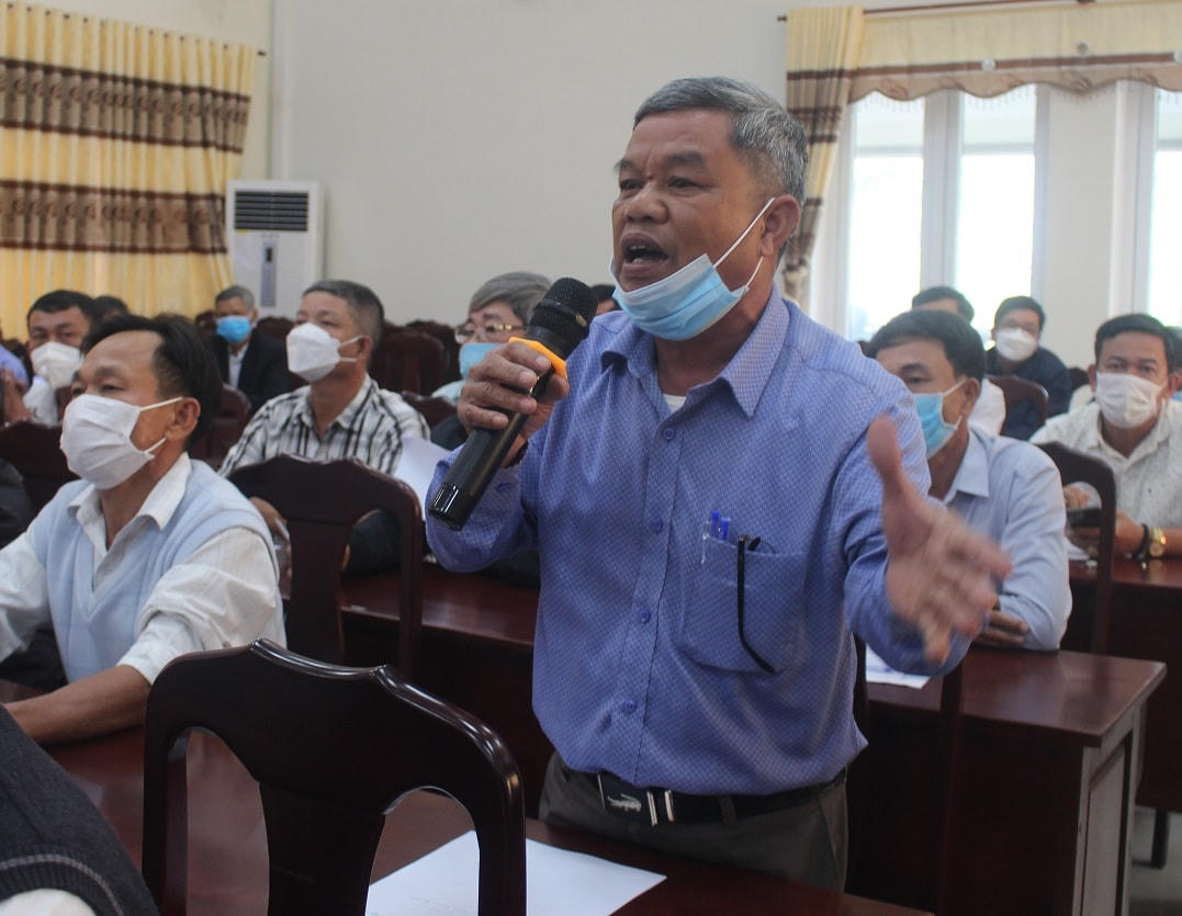 Người dân huyện Thăng Bình kiến nghị làm ống cống ngang qua đoạn đường để thoát nước.