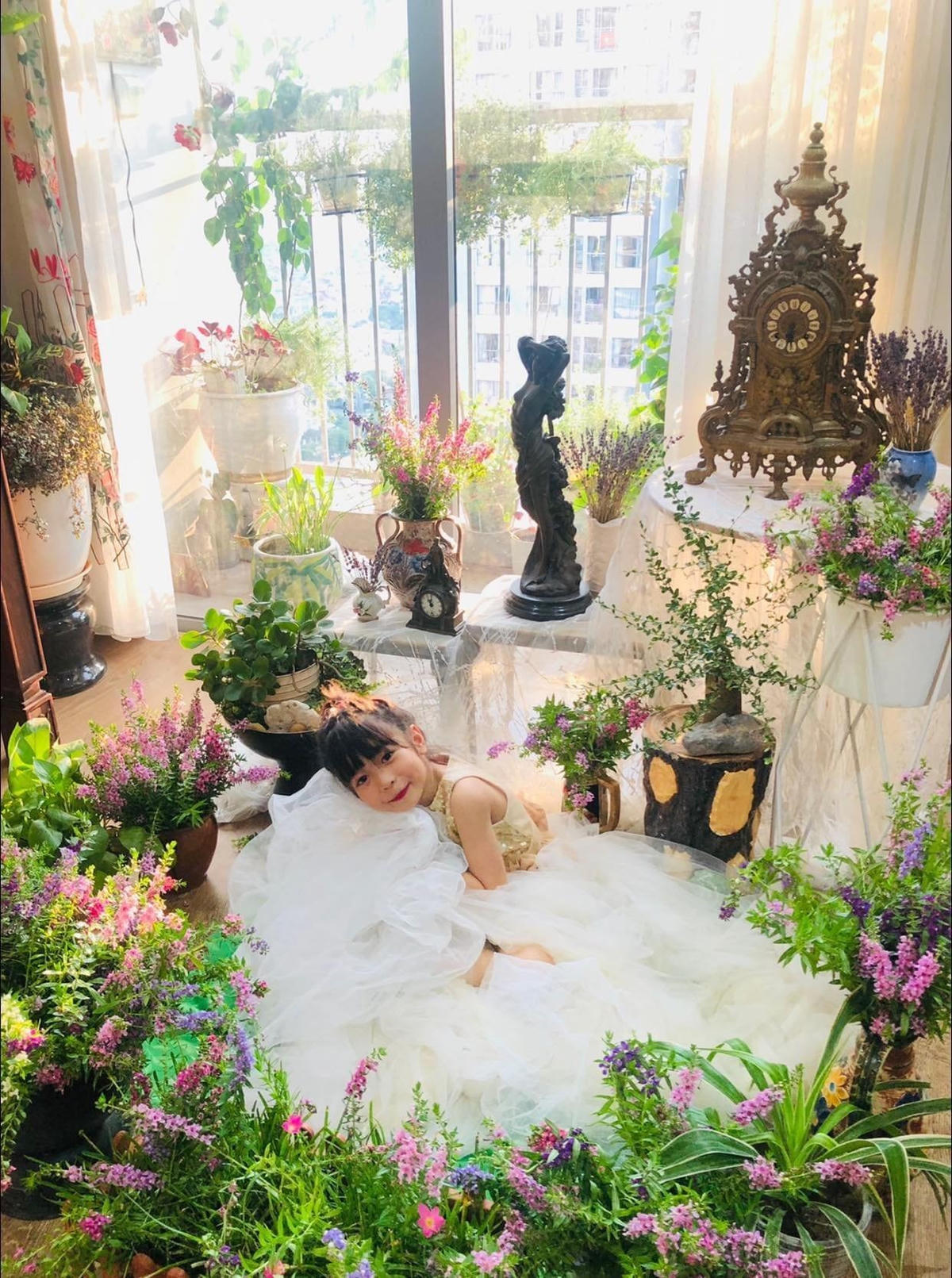 Bé Minh Vi-con gái cô Vân Anh rất vui vì mỗi ngày được khám phá vùng đất mới cùng mẹ.