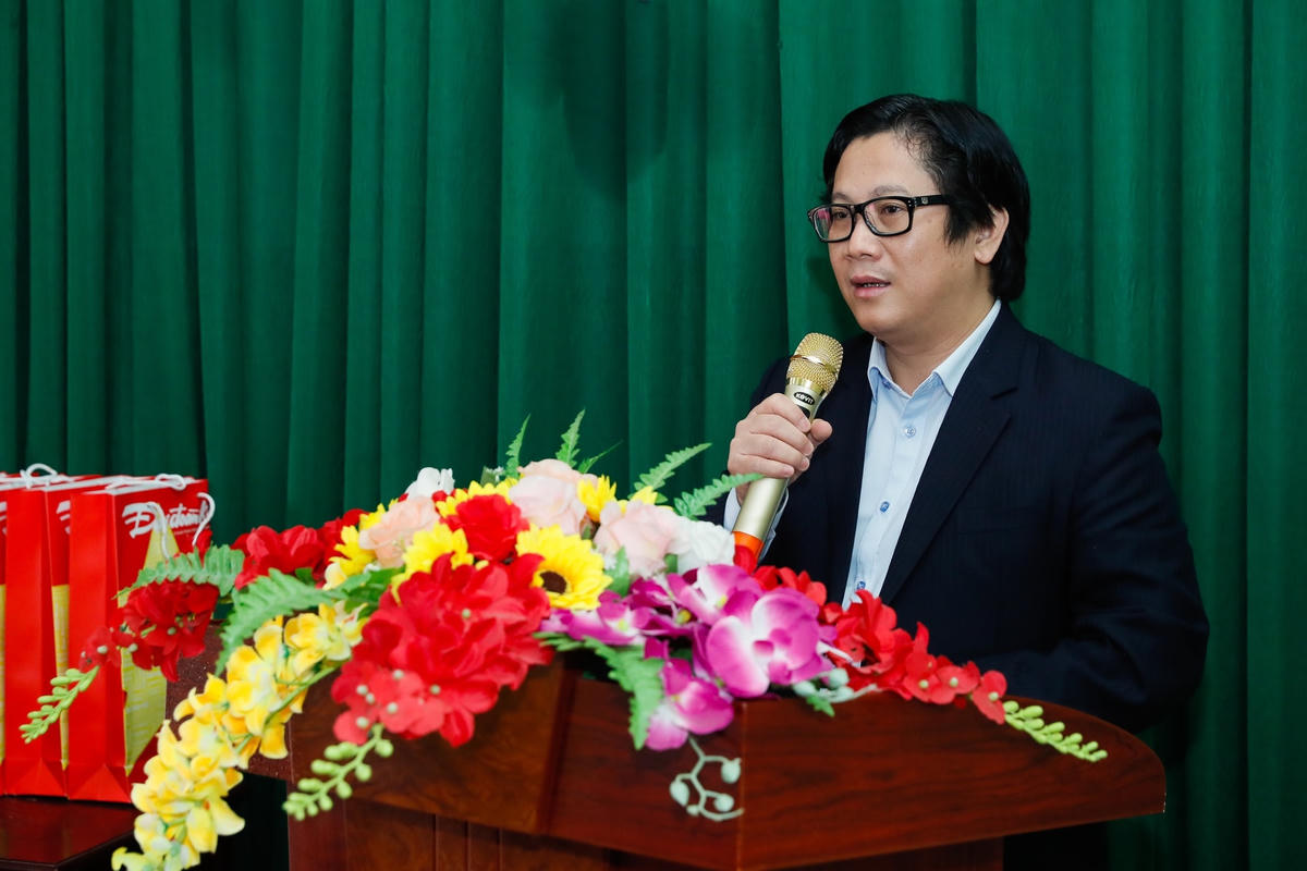 Quyền Tổng Biên tập Báo Đại Đoàn Kết Lê Anh Đạt trò chuyện cùng cán bộ, bà con nhân dân xã Đông Xuân. Ảnh: Quang Vinh.