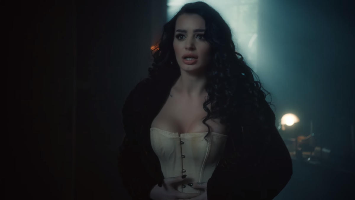 Nhan sắc của Paige nổi bật trong bầu không khí ma mị của MV.