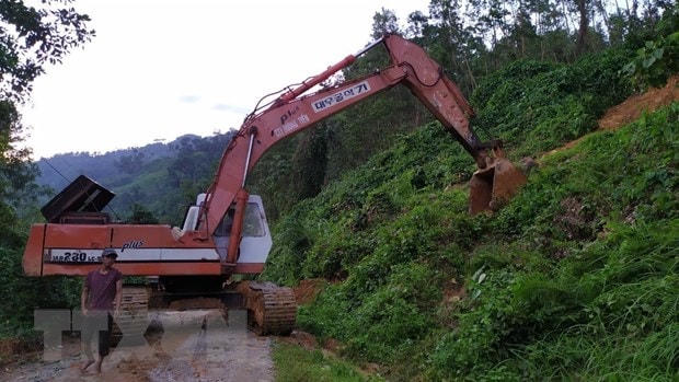 Các phương tiện di chuyển vào khu vực sạt lở Trà Leng. Ảnh: TTXVN.