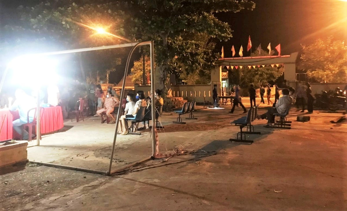 Ngành y tế Quảng Nam khẩn trương lấy mẫu trong đêm.
