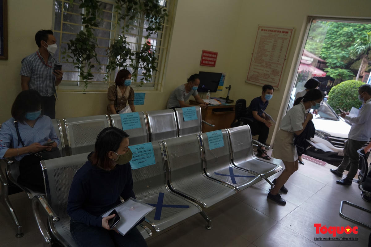 Trước yêu cầu này, người lao động bắt buộc phải có văn bản phân công nhiệm vụ của cơ quan, đơn vị kèm theo xác nhận, đóng dấu của UBND phường quản lý. Do vậy, sáng cùng ngày, nhiều cá nhân đại diện đơn vị, cơ quan, tổ chức đã đến UBND phường xin xác nhận. Nguồn: Tổ Quốc.