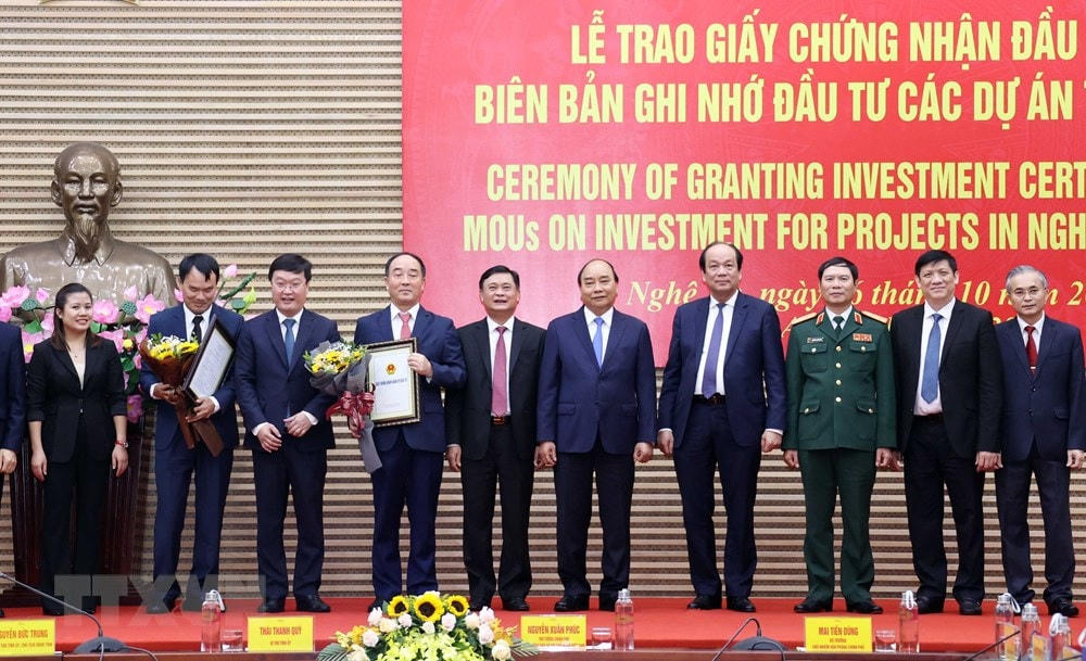 Thủ tướng Nguyễn Xuân Phúc chứng kiến lễ trao Giấy chứng nhận đầu tư và Biên bản ghi nhớ đầu tư các dự án tại Nghệ An. (Ảnh: Thống Nhất/TTXVN).