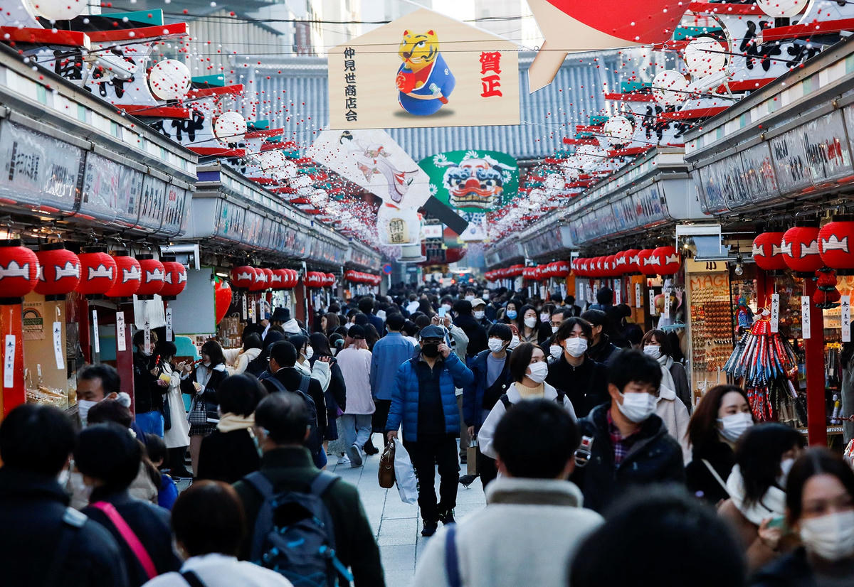 Một đường phố ở thủ đô Tokyo (Nhật Bản) trong ngày đầu năm mới 2022.  Ảnh: Reuters.