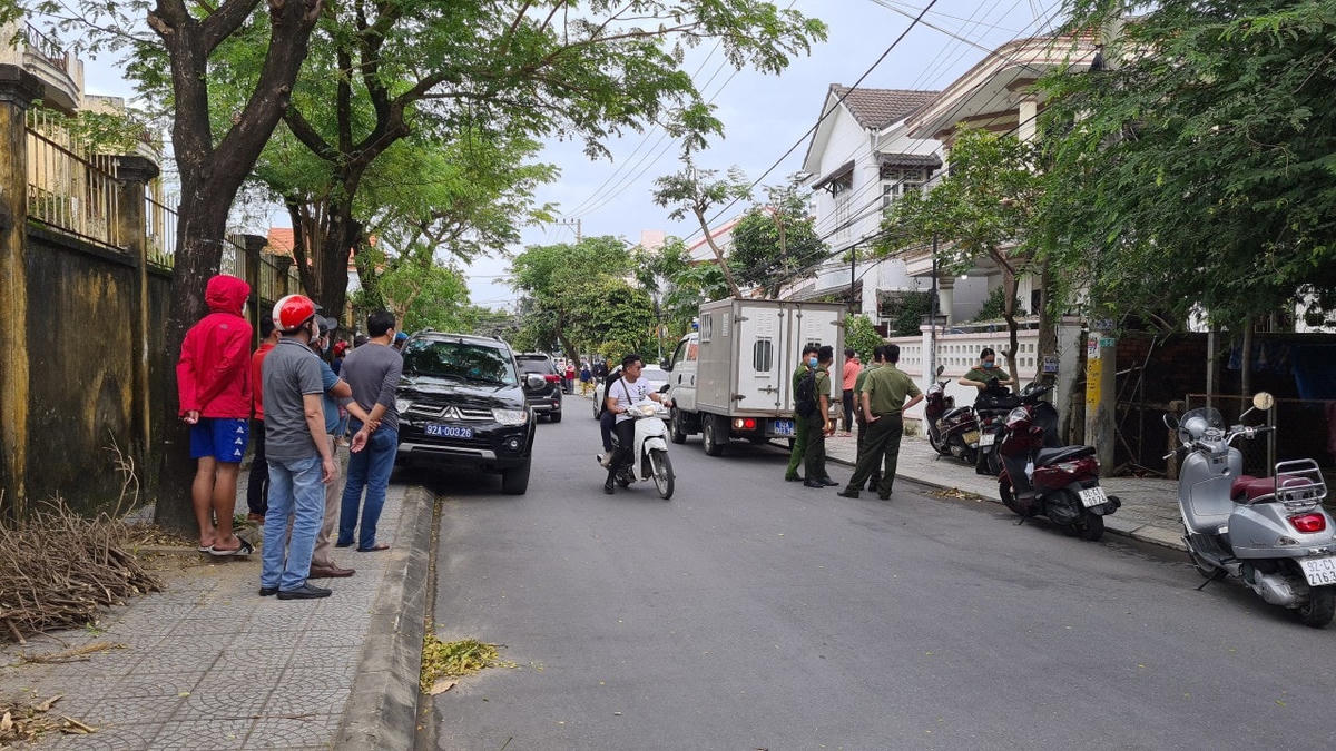 Người dân địa phương hiếu kỳ đứng xem.  