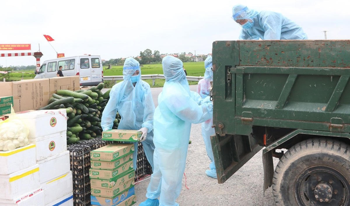 Việc tiếp tế lương thực, thực phẩm cho người dân vùng bị phong tỏa đang được huyện Lý Nhân triển khai