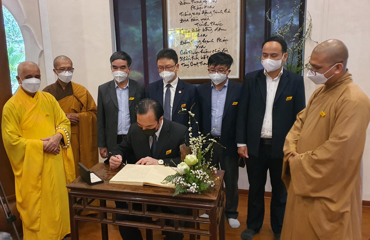 Phó Chủ tịch UBTƯ MTTQ Việt Nam Ngô Sách Thực ghi sổ tang tưởng niệm Thiền sư Thích Nhất Hạnh. Ảnh: Nguyễn Quốc.