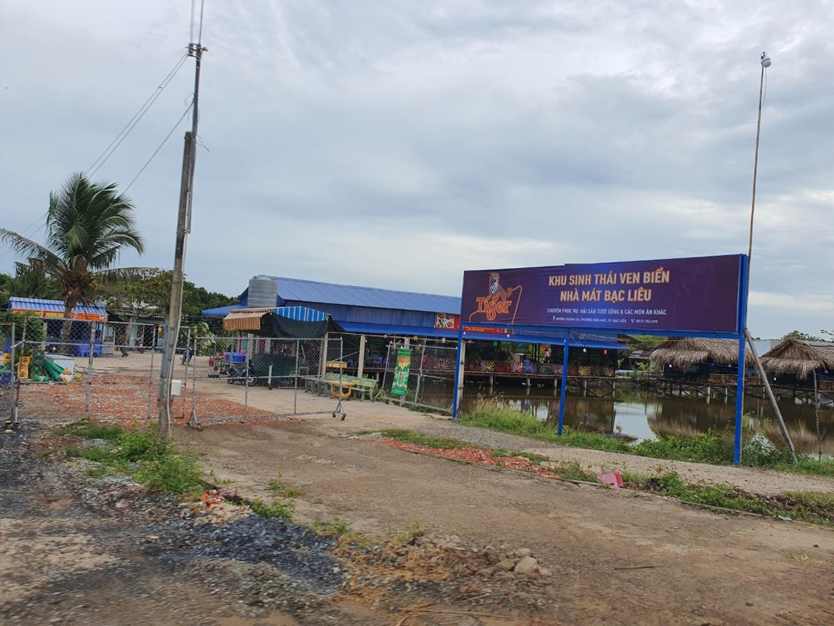 Khu du lịch sinh thái của ông Trần Văn Hiếu xây cất công trình trong rừng phòng hộ nằm trong hành lang bảo vệ đê điều.