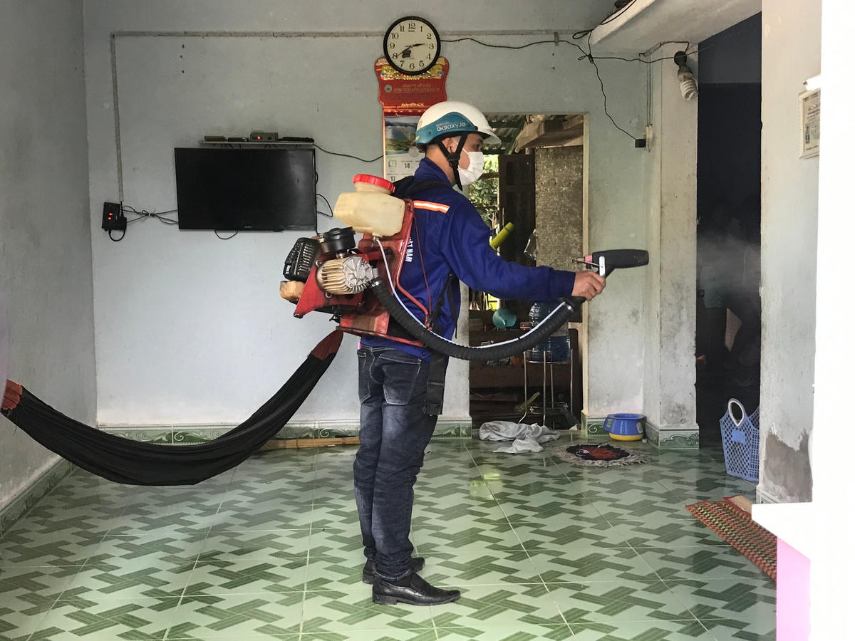 Lực lượng năng Quảng Nam phun thuốc diệt muỗi phòng ngừa SXH.