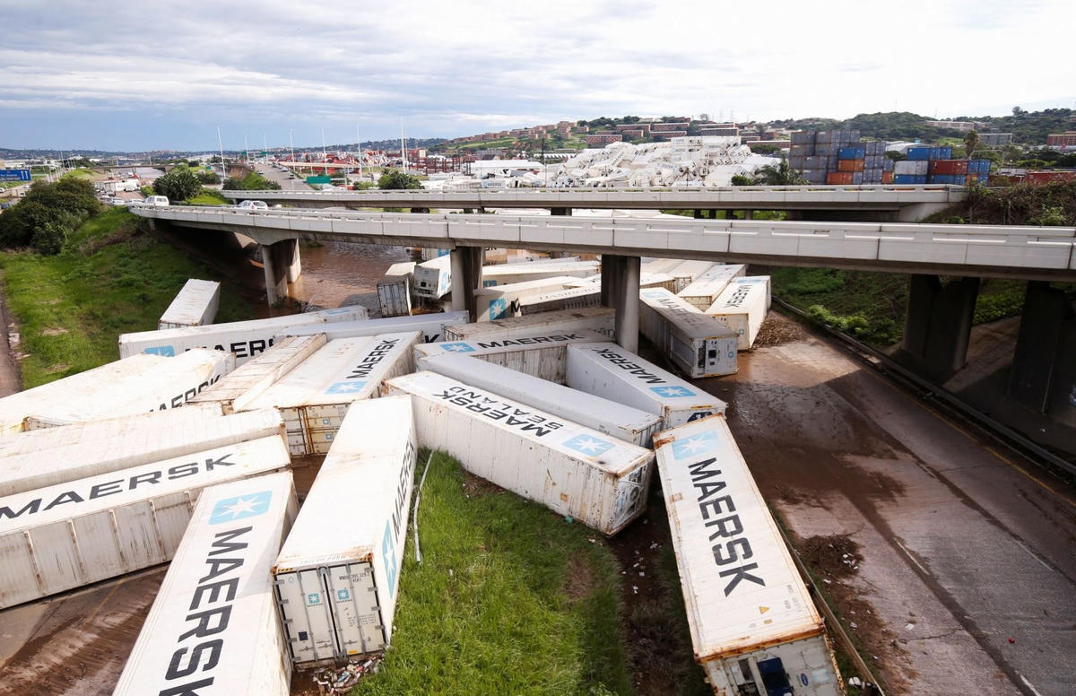 Các container vận chuyển bị cuốn trôi ở Durban. Ảnh: CNN.