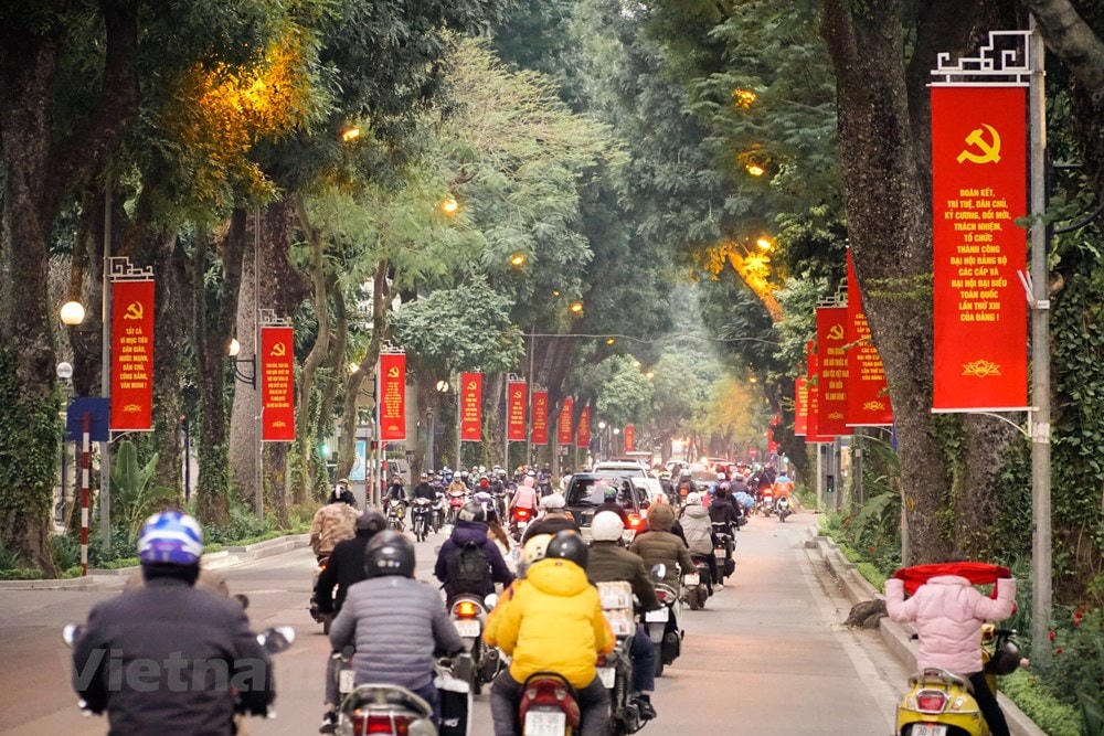 Khẩu hiệu, băng rôn rực đỏ trên phố Lê Hồng Phong. (Ảnh: Minh Hiếu/Vietnam+).