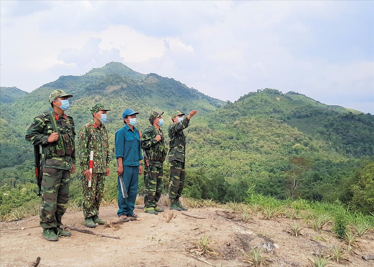 Thành viên tổ giám sát cộng đồng phối hợp với Bộ đội Biên phòng huyện Nậm Pồ đẩy mạnh tuần tra, kiểm soát ngăn chặn tình trạng xuất nhập cảnh trái phép.  