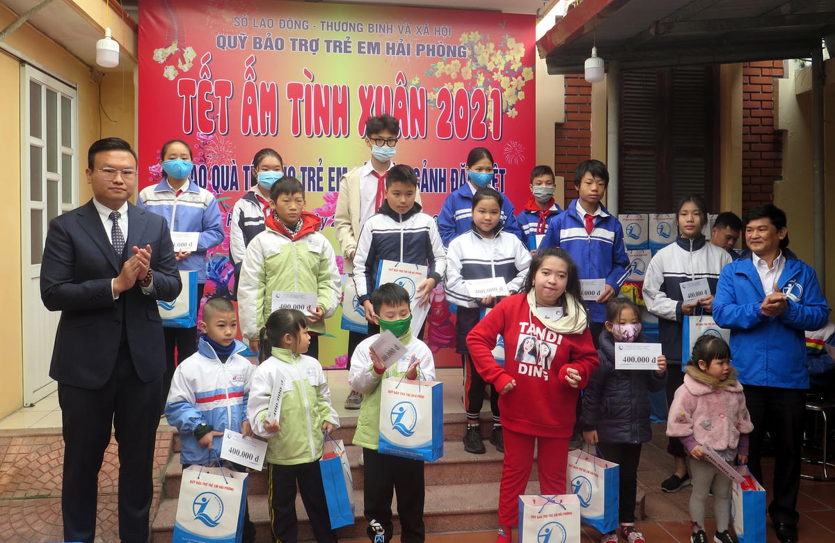 Niềm vui của các trẻ em có hoàn cảnh khó khăn khi được nhận quà Tết 