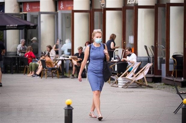 Người dân đeo khẩu trang phòng lây nhiễm Covid-19 Warsaw, Ba Lan. (Ảnh: THX/TTXVN).