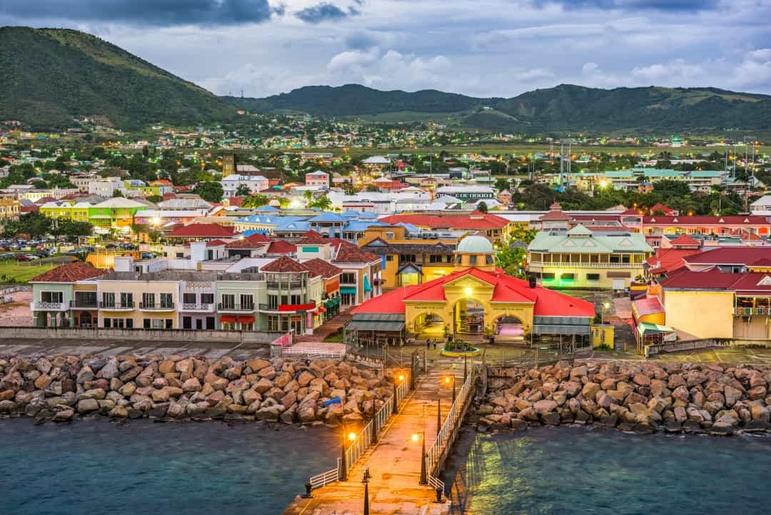 Saint Kitts và Nevis là quốc gia có chủ quyền nhỏ nhất ở châu Mỹ về quy mô cũng như dân số, Thủ đô của quốc gia này là Basseterre và cũng là nơi đặt trụ sở của chính phủ.  