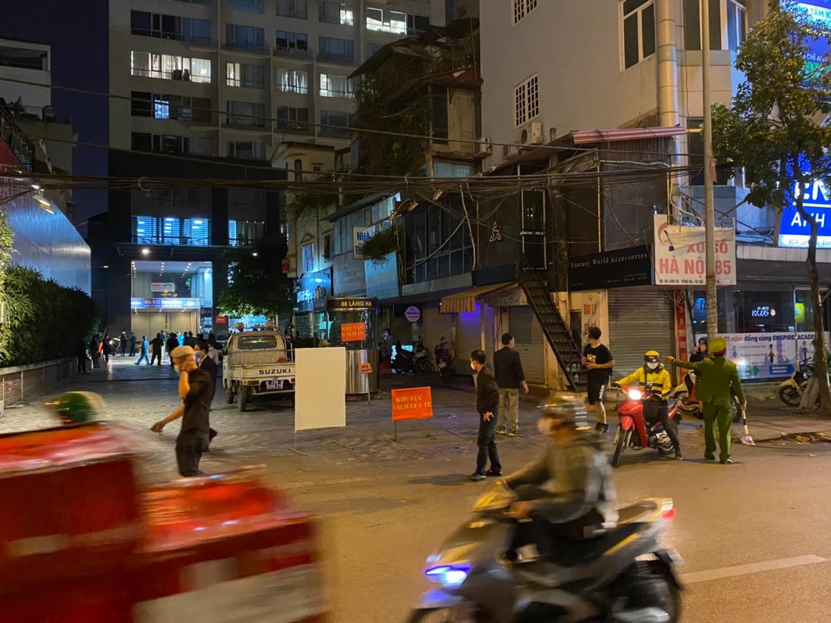 Khu vực này đông dân cư sinh sống và nhiều văn phòng nên rất đông lực lượng chức năng đã có mặt để kiểm soát.