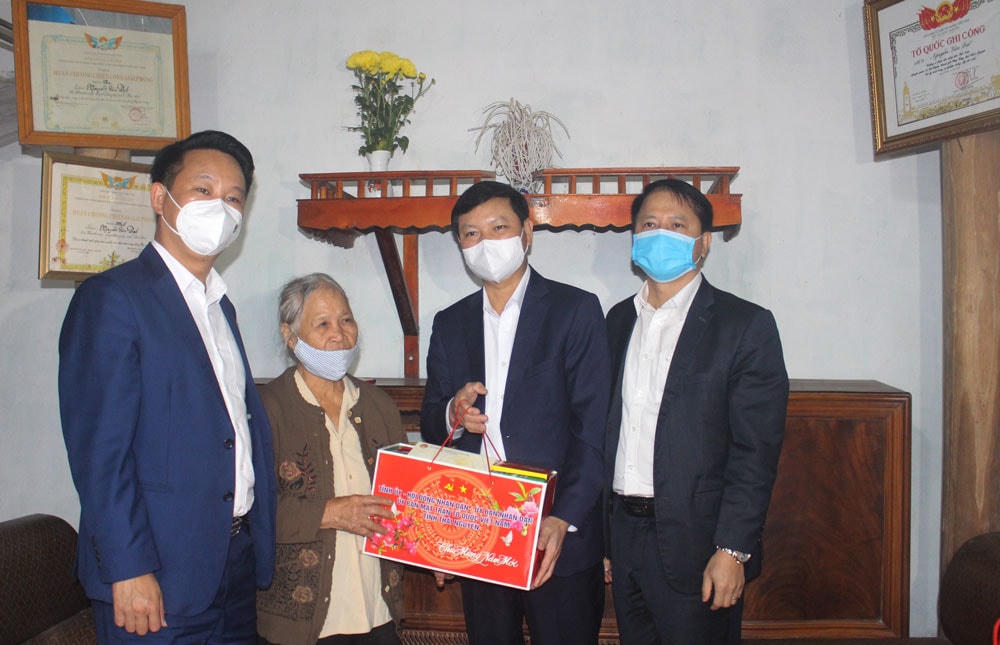 Ông Dương Xuân Hùng và Đoàn công tác tặng quà gia đình bà Đồng Thị Quất, ở xóm La Giang, xã Bá Xuyên (T.P Sông Công).
