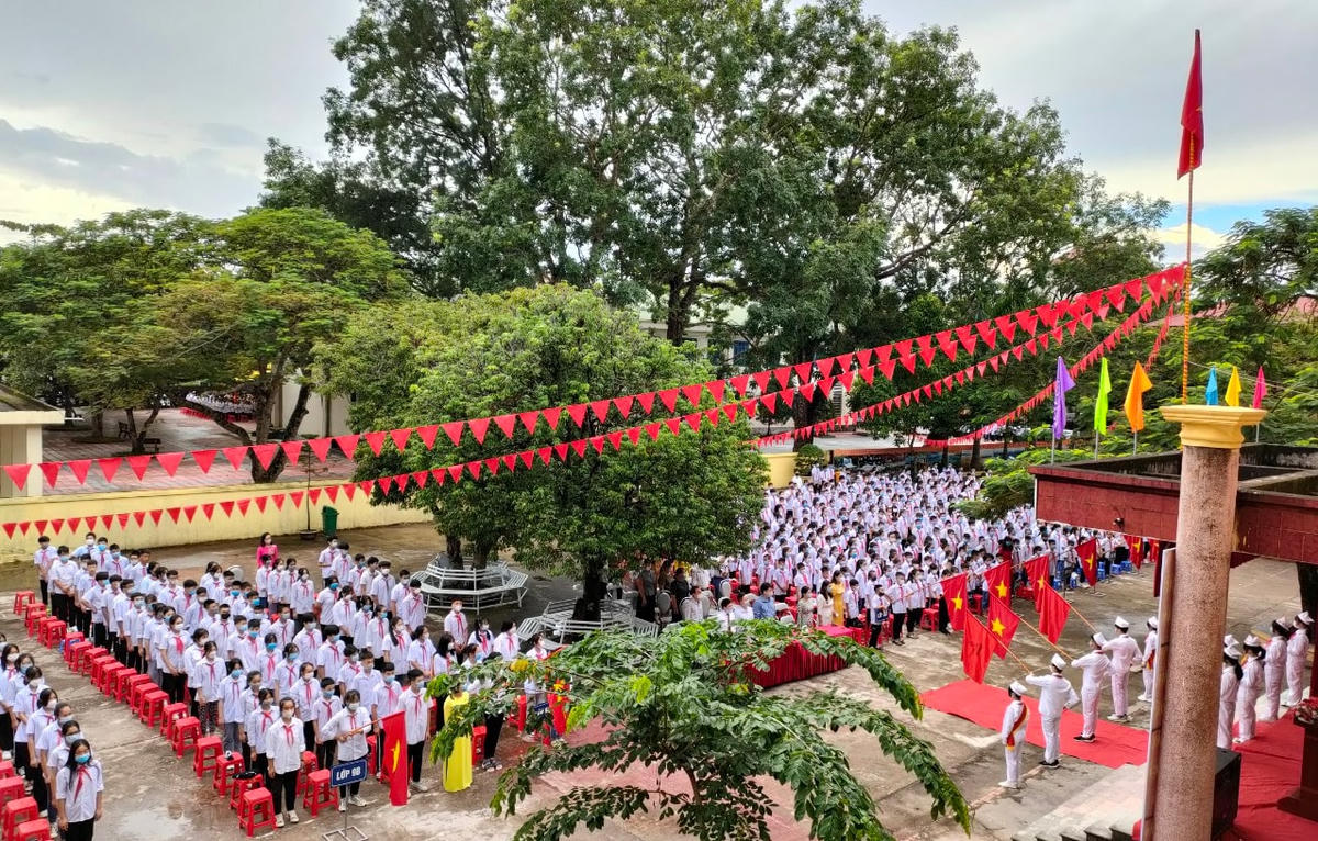 Quang cảnh buổi lễ khai giảng năm học mới diễn ra tại Trường THCS Thị trấn Tiên Yên (huyện Tiên Yên).