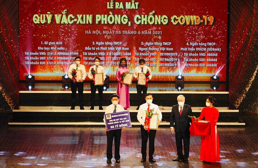 Ông Phạm Đức Ấn- Bí thư Đảng ủy, Chủ tịch Hội đồng thành viên Agribank trao số tiền hỗ trợ 60 tỷ đồng cho Chủ tịch UB TƯ MTTQ Việt Nam Đỗ Văn Chiến
