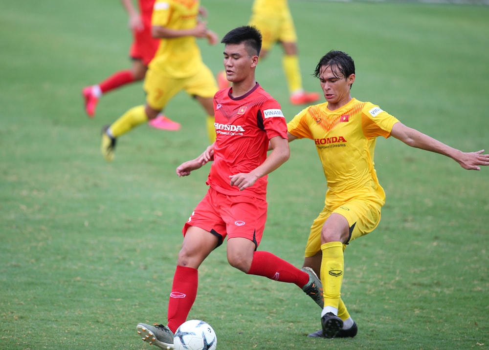 Cầu thủ Việt kiều Tiêu Exal có pha cướp bóng từ giữa sân đưa bóng đến chân Vũ Minh Hiếu để cầu thủ này có đường chuyền đẹp cho Nguyễn Trung Thành mở tỷ số trận đấu sau một pha dứt điểm lạnh lùng.