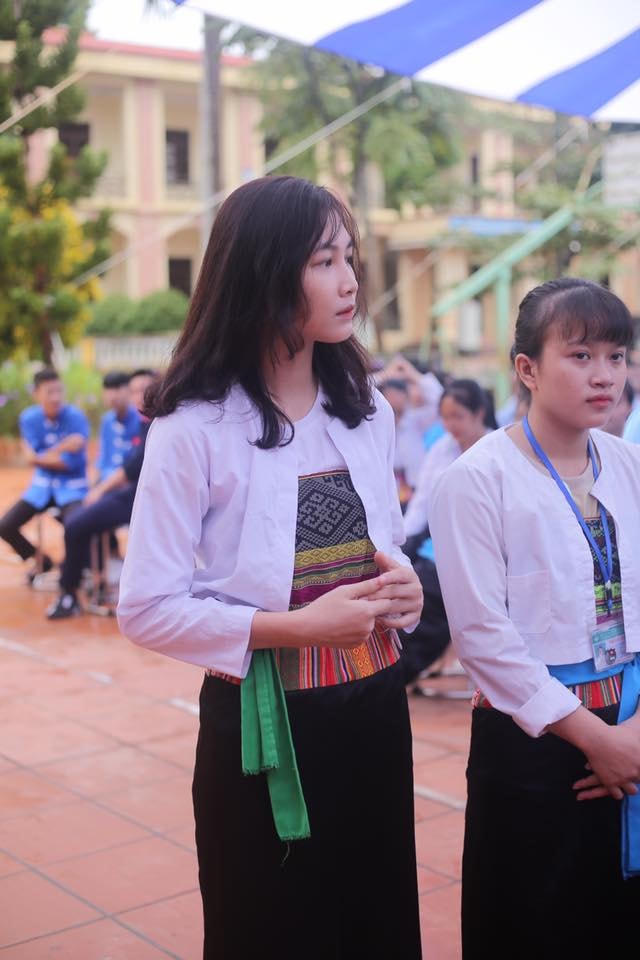 Học sinh trong trang phục truyền thống.