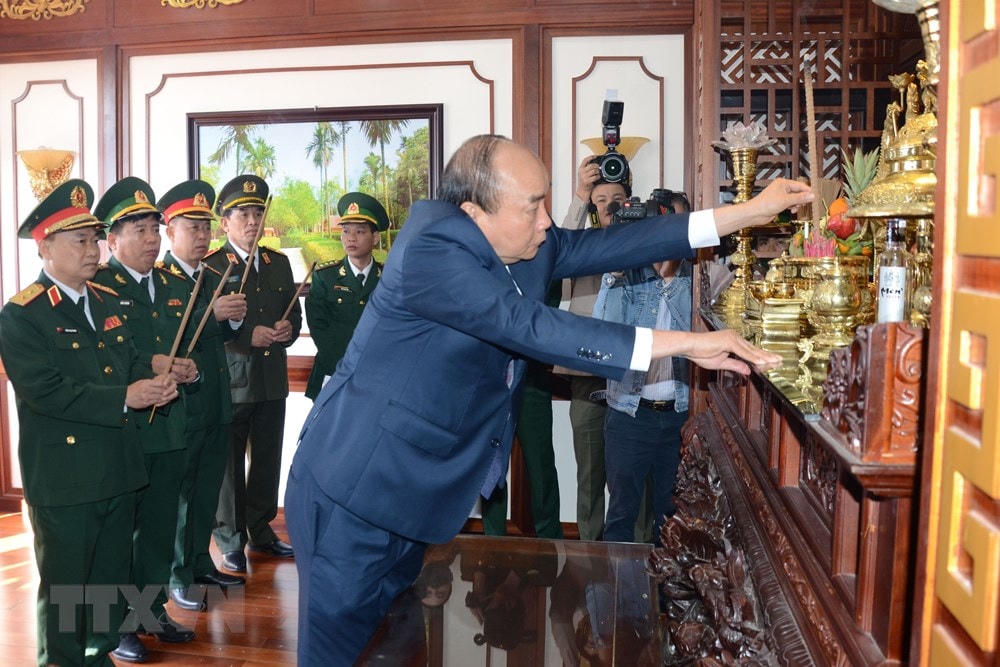 Thủ tướng Nguyễn Xuân Phúc dâng hương tưởng niệm Chủ tịch Hồ Chí Minh tại Bộ Chỉ huy Bộ đội Biên phòng thành phố Đà Nẵng. (Ảnh: Quốc Dũng/TTXVN).