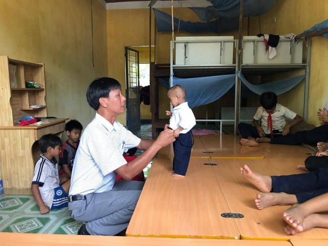 Đồng hành với em những ngày cuối đời vẫn là thầy giáo Đinh Văn Cương - người đã nuôi nấng, chăm sóc em như con ruột suốt nhiều năm qua. Nguồn Dân trí.