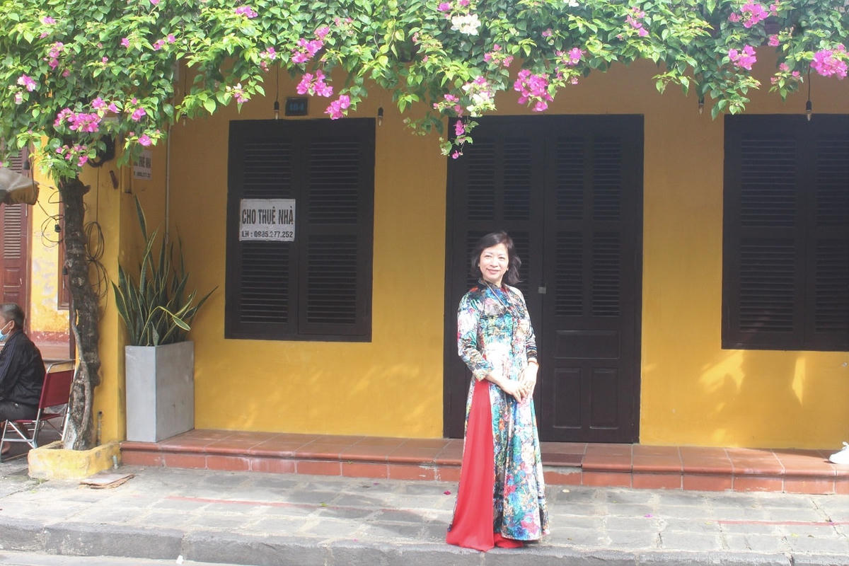 Du khách chụp ảnh lưu niệm một nhà cổ Hội An.