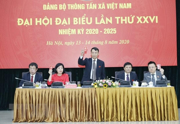 Các đại biểu biểu quyết thông qua lấy phiếu giới thiệu chức danh Bí thư Đảng ủy TTXVN khóa XXVI, nhiệm kỳ 2020-2025. (Ảnh: Doãn Tấn/TTXVN).
