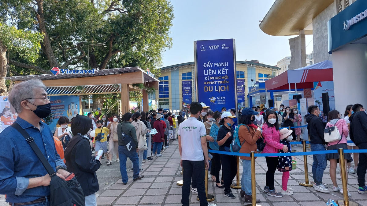 Người dân hổ hởi tham gia Hội chợ. (ảnh: Thuý Hà).