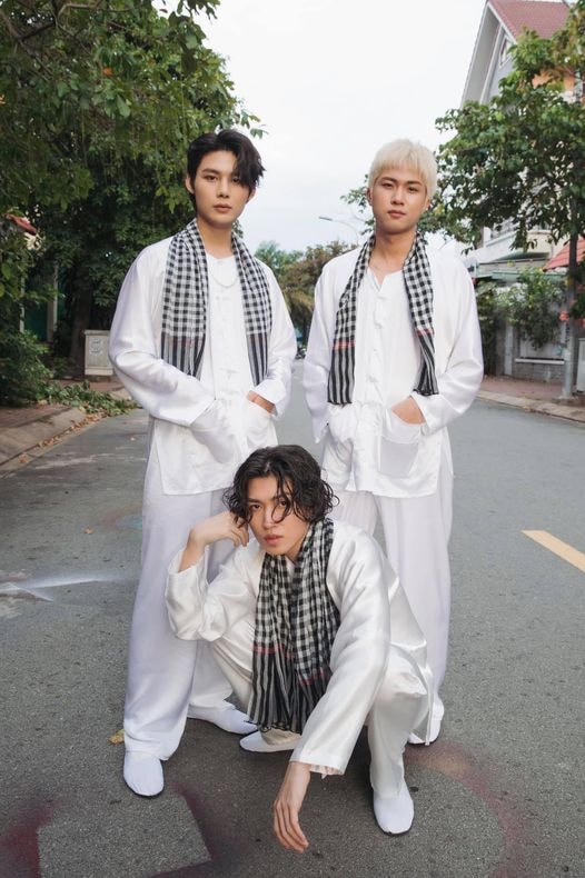 Cody, lục Huy và K.O của Uni5 rủ mọi người đi chơi Halloween. K.O hỏi: “Nếu là Thi thì bạn chọn ai?”, khi nhắc đến ca khúc Chuyện tình người người trinh nữ tên Thi mà nhóm vừa trình diễn trong đêm Bán kết The Heroes.