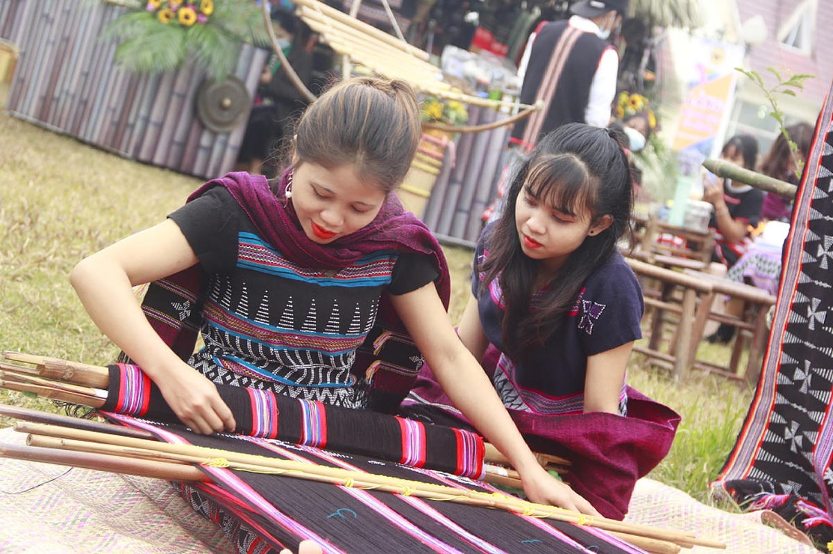 Những cô gái dân tộc Tà Ôi đang dệt vải.