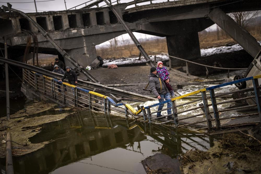 Một cây cầu bị phá hủy ở ngoại ô thủ đô Kiev, Ukraine. Ảnh: AP.