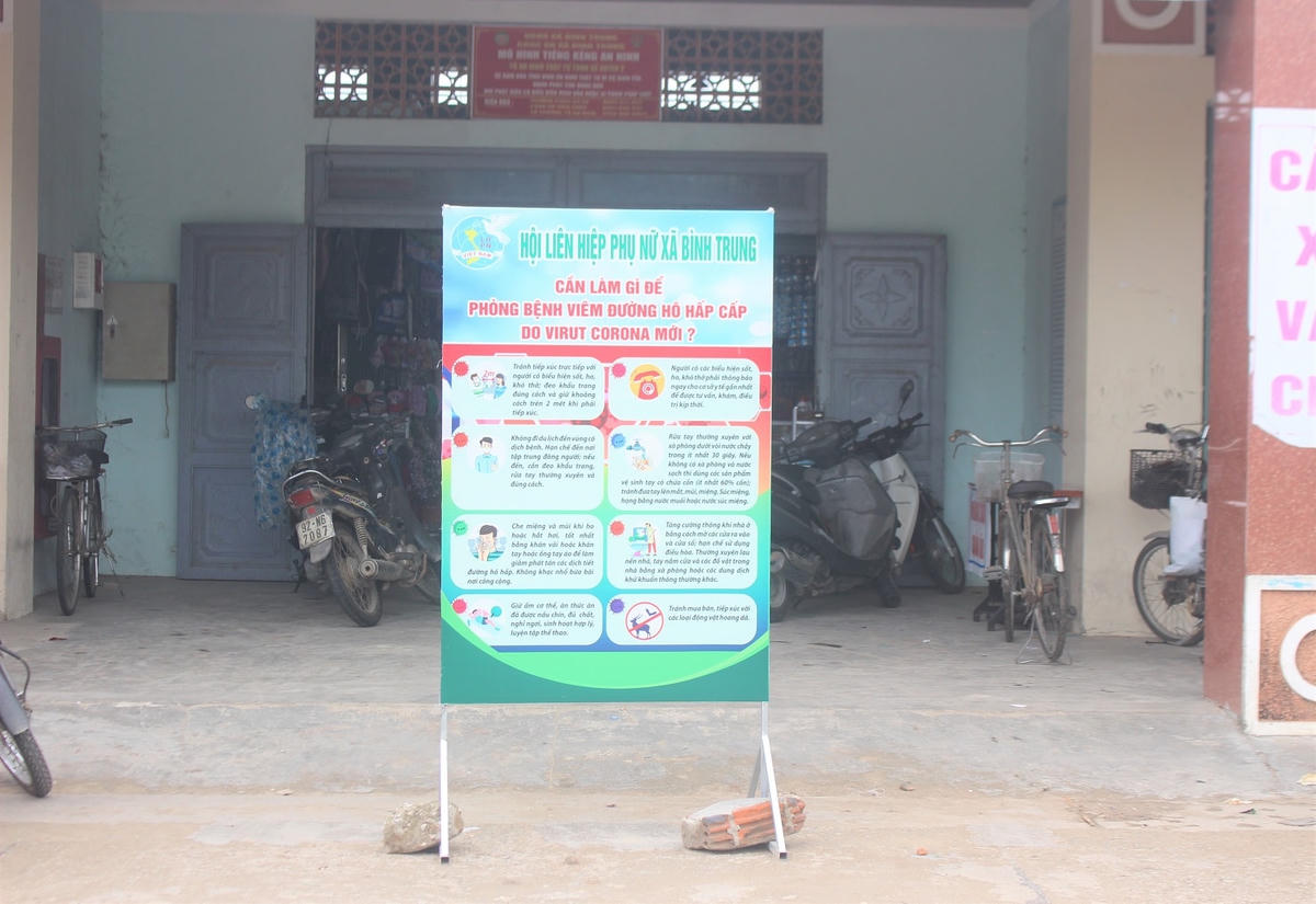 Các pano tuyên truyền phòng chống dịch đặt tại đầu chợ các huyện, thị xã.