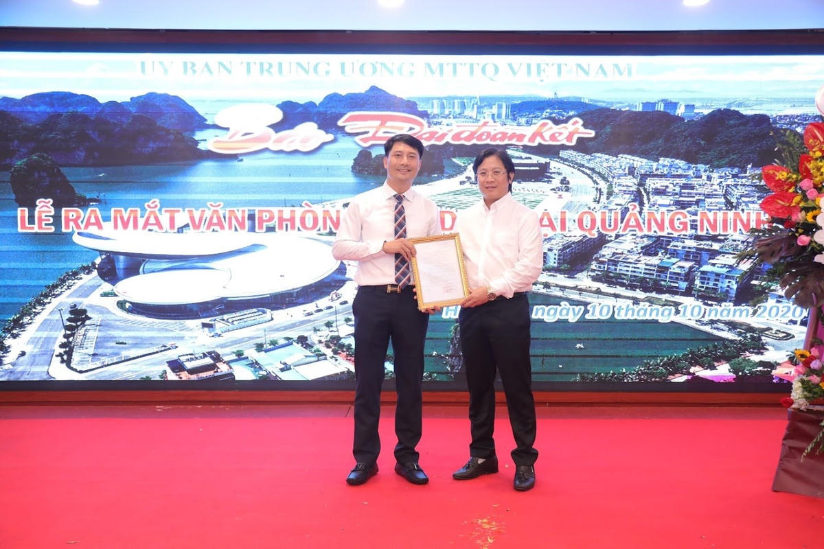 Nhà báo Lê Anh Đạt (bên phải), Phó Tổng Biên tập phụ trách Báo Đại Đoàn Kết trao quyết định cho nhà báo Trần Việt Phương (bên trái) phụ trách Văn phòng Đại diện Báo Đại Đoàn Kết tại Quảng Ninh.  