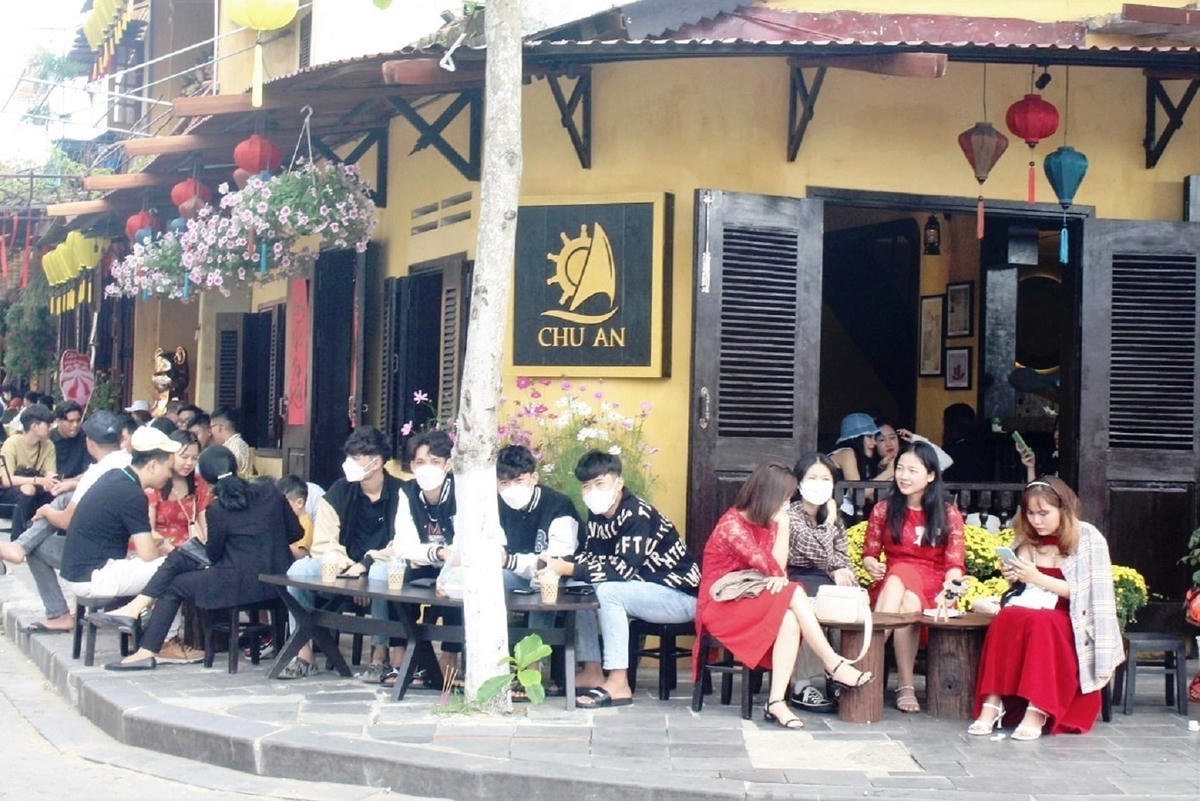 Du khách ngồi quanh những vỉa hè nơi phố cổ.
