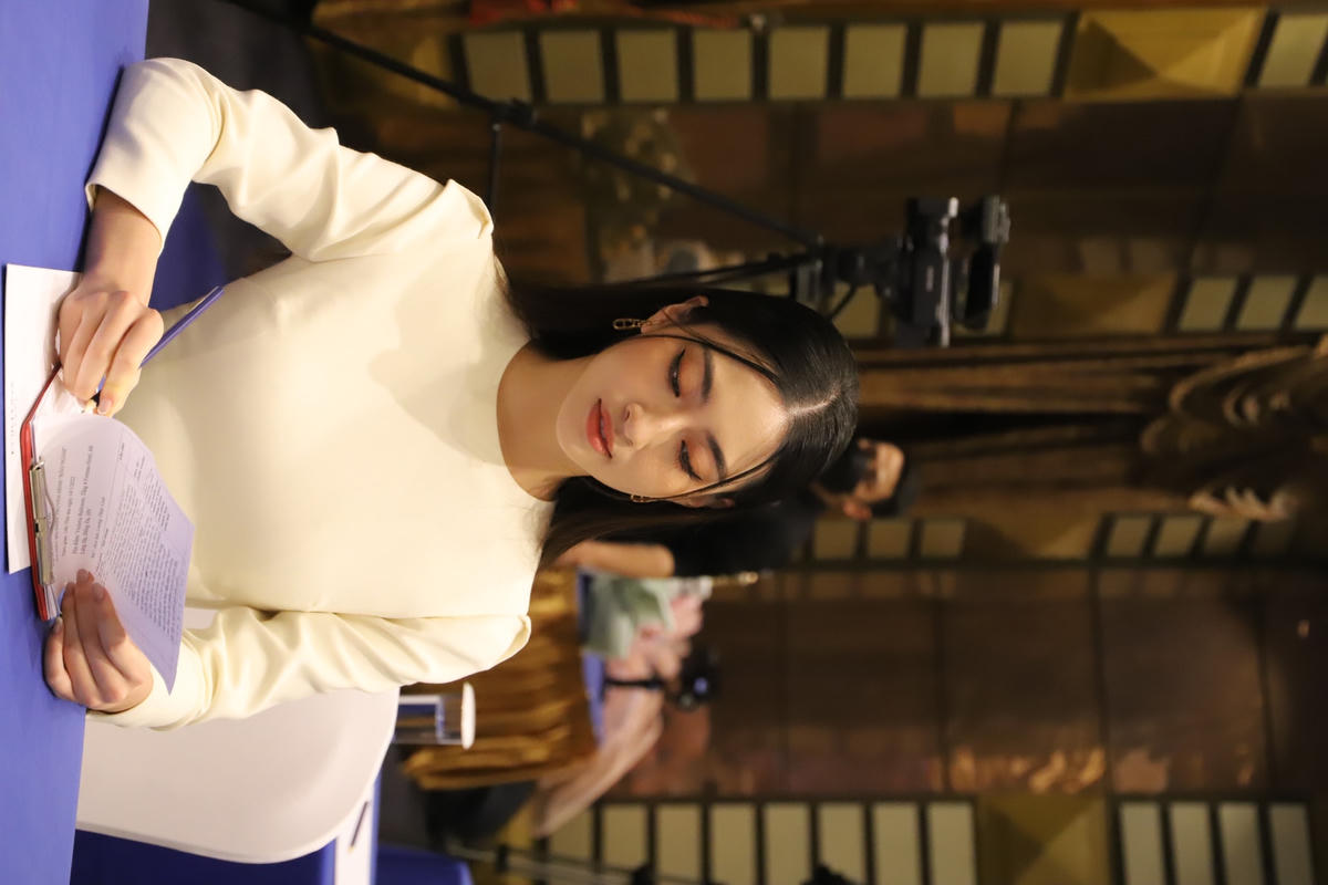 Trong buổi họp báo ra mắt phim truyền hình Bão Ngầm, Lương Thùy Linh đảm nhận vai trò MC chương trình.