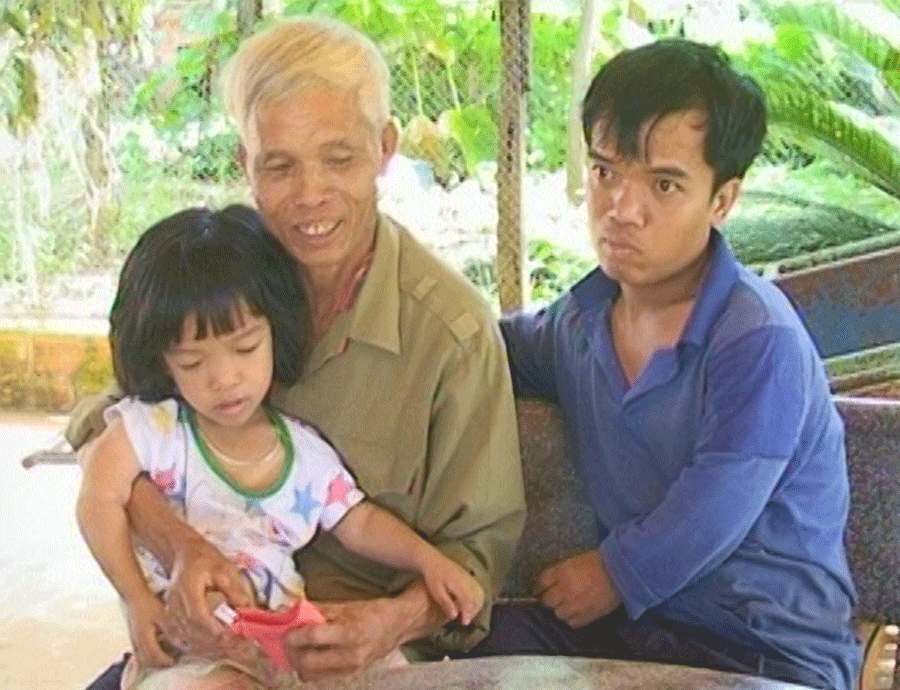 Ba thế hệ nhiểm chất độc da cam/dioxin.